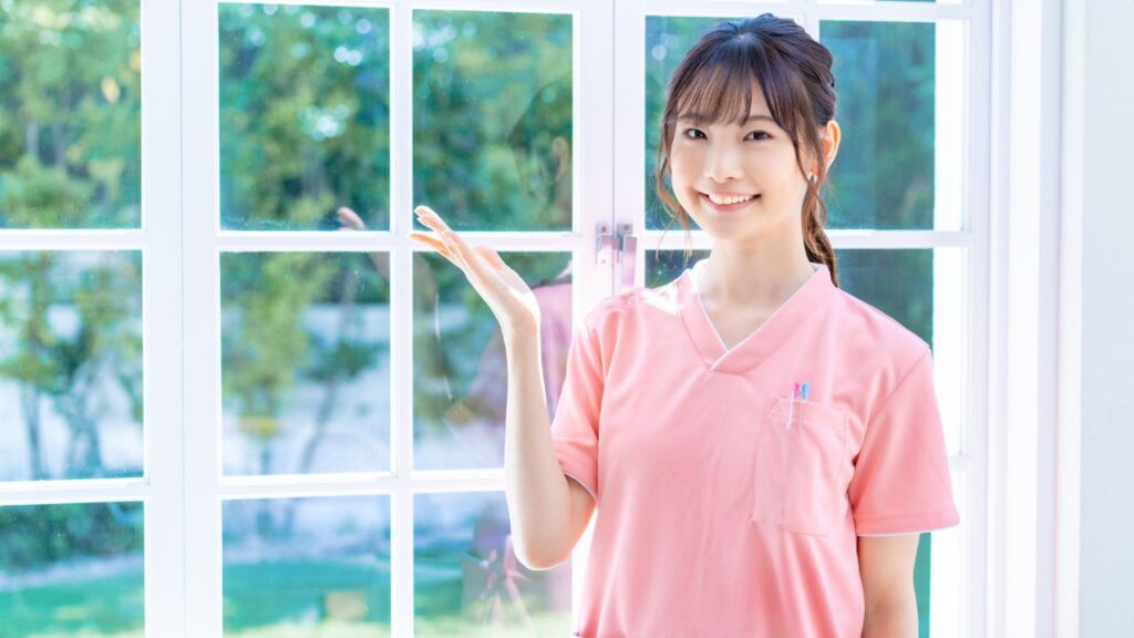 韓国の美容整形について説明している看護師