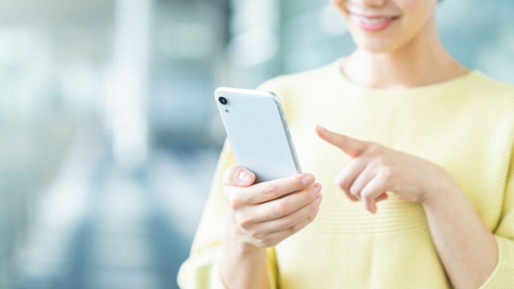 韓国の美容整形を調べている女性