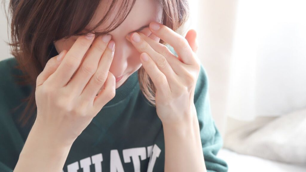 目元の修正手術を受けたい女性