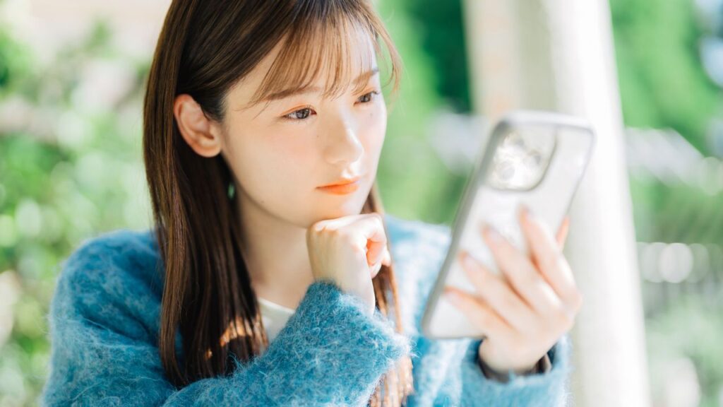 韓国の美容整形の費用を調べている女性